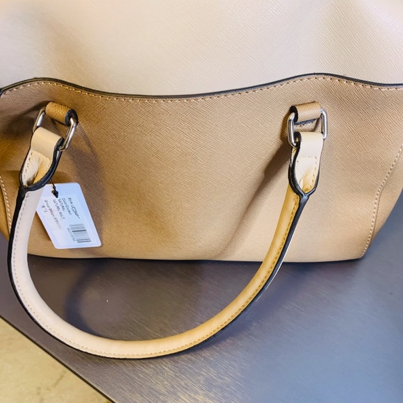 Guess purse - Picture 5 of 5